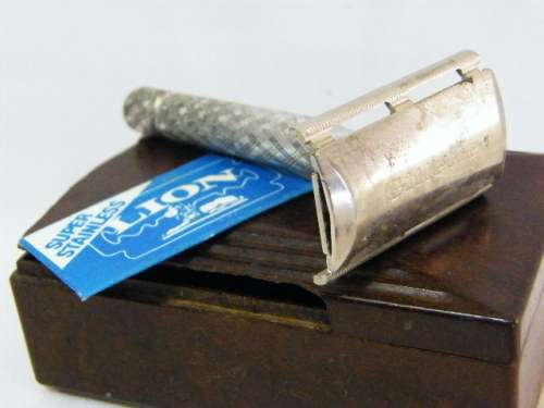 Vintage Gillette safety razor in original bakelite box (box damaged)