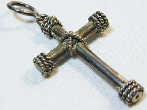 Vintage sterling silver cross pendant - weighs 12.1g