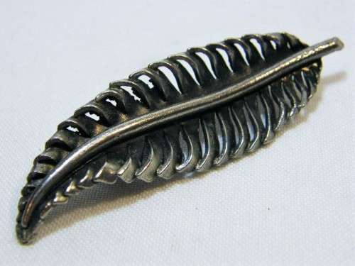 Fashion jewellery leaf brooch