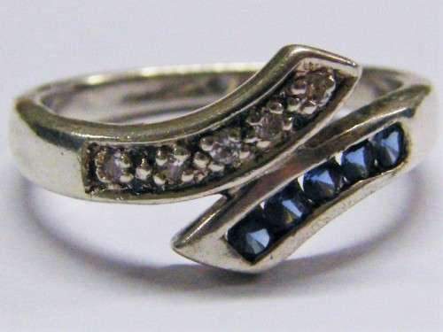 Sterling silver ring with blue & white stones - weighs 3.4g - size P