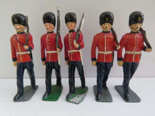 Lot of 5 British lead soldiers with broken rifle bayonets
