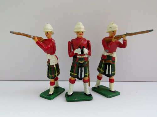 Set of 3 vintage Royal Scots lead soldiers