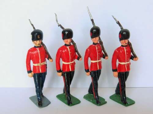 Set of 4 British guards marching band with rifle lead soldiers