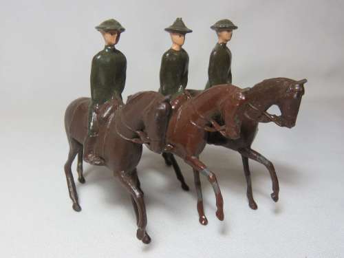 Lot of 3 British lead soldiers on horses