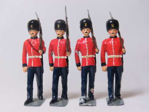 Set of 4 British lead soldiers - Guards marching with rifles