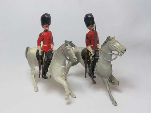 Lot of 2 Britains Ltd cavalry lead soldiers - One broken neck and one missing sword