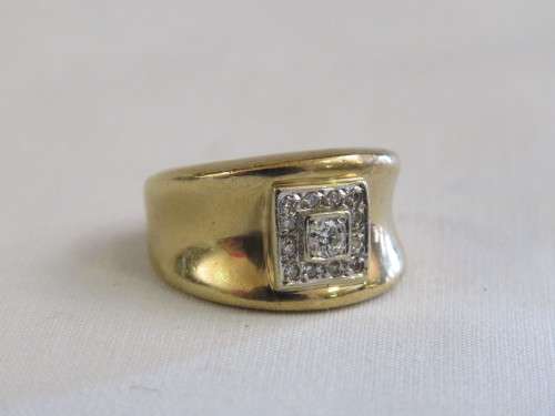 9kt Gold ring with diamonds -Centre diamonds about 0.12ct and 12 smaller diamonds -7.8g -Size O