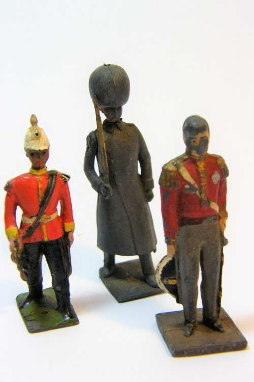 Lot of 3 vintage lead soldiers