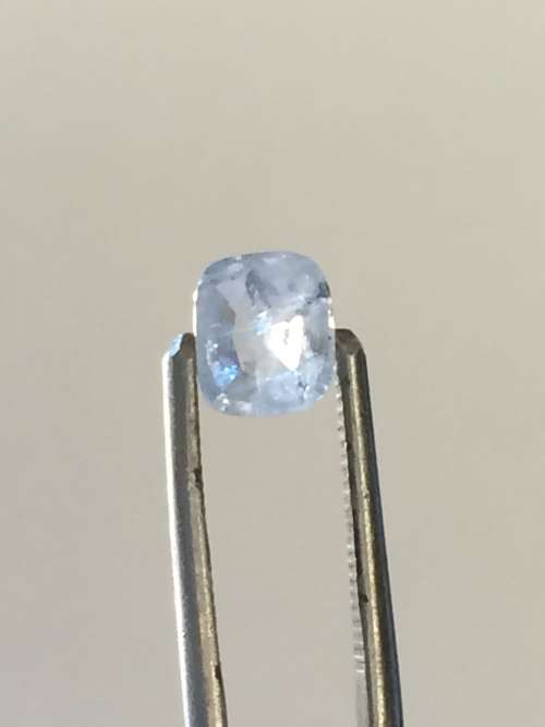 Light colour Sapphire with some flaws - 0.87ct