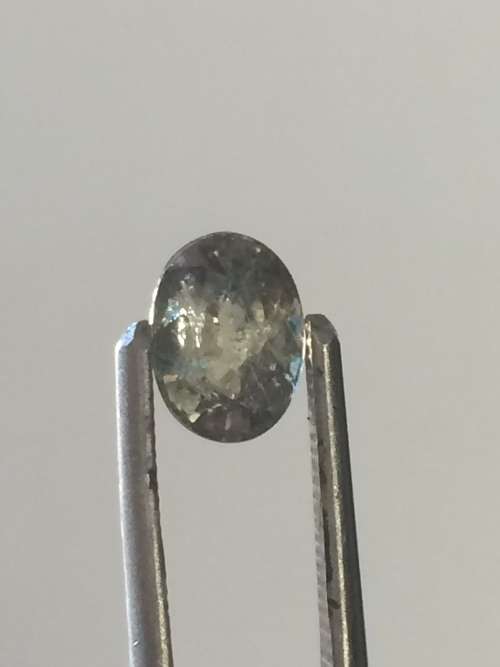 Green oval Sapphire with flaws - 1.42ct