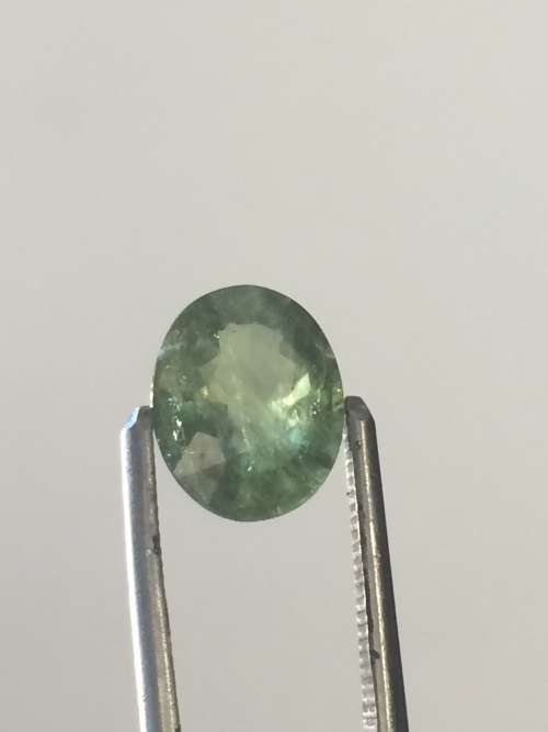 Green oval Sapphire with cracks and flaws - 2.44ct