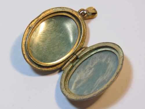 Vintage 9kt metal core photo locket pendant - Weighs 4.0grams