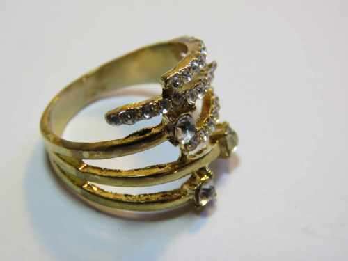Costume Jewellery fashion ring with clear stones -  Size Q