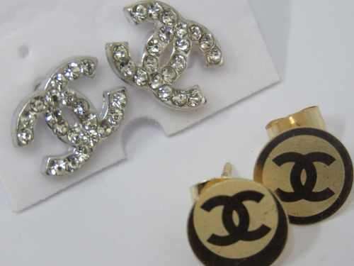 2 pairs of Chanel earrings - Fake