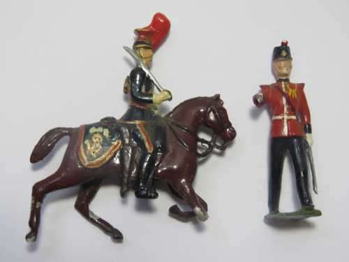 Pair of British lead soldiers - Damaged
