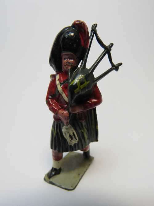 Vintage Scottish piper lead soldier