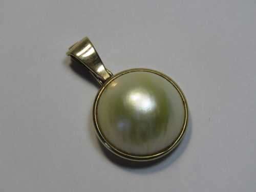 9kt Gold Mabe pearl pendant - Weighs 4.9grams