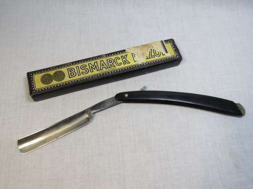 Vintage Bismark cut throat razor in original box - Corner of handle broken