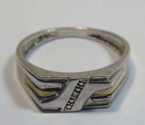 Sterling silver mens ring with very small diamond - Weighs 3.5grams - Size V