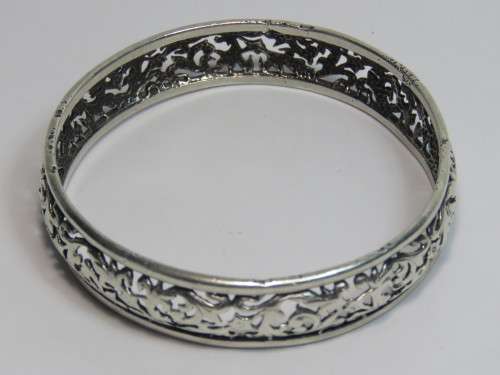 Beautiful sterling silver bangle - Weighs 26.5grams