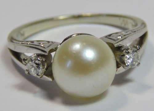 18kt White Gold pearl ring with two small diamonds - Weighs 3,3 grams - Size I