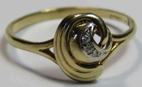 9kt Gold ring with 3 small diamonds - Weighs 1,5 grams - Size P