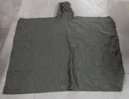 Military style green poncho/ground - Excellent condition 114 x 150 cm
