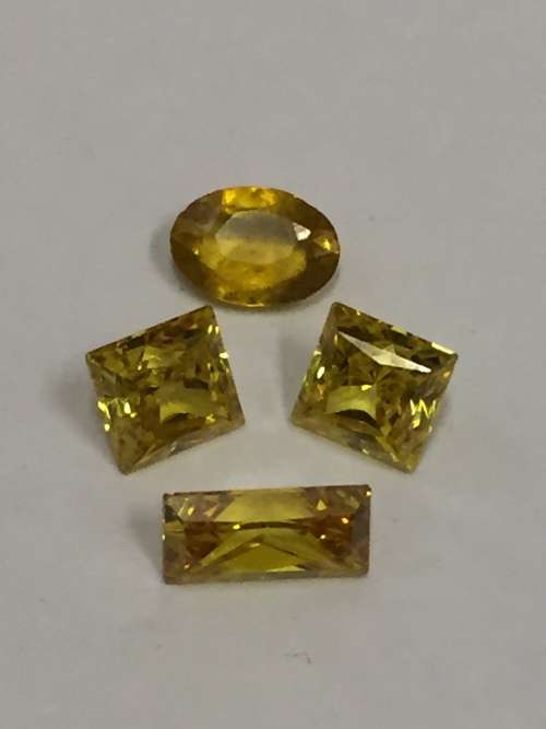 Lot of 4 yellow gemstones - Unidentified - Probably synthetic - Total of 2.29 carat