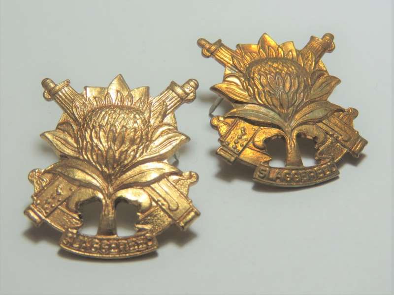 Pair of Regiment Langenhoven collar badges - red brown type