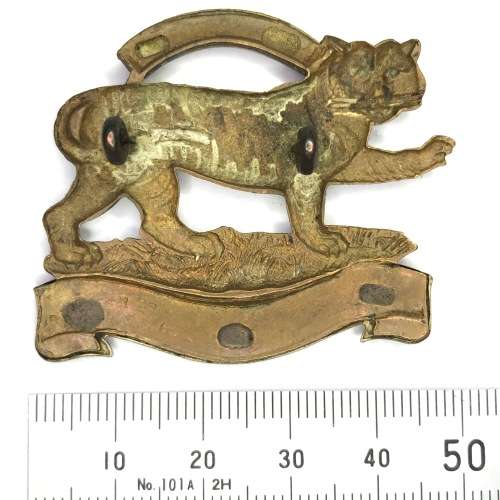 Victorian Boer War Leicestershire regiment cap badge with lugs