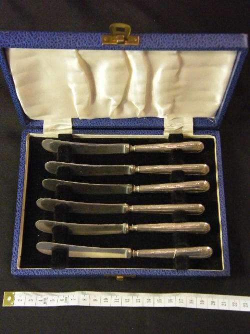 Set of 6 butter knifes with silver hallmarked handles and case - as per scan
