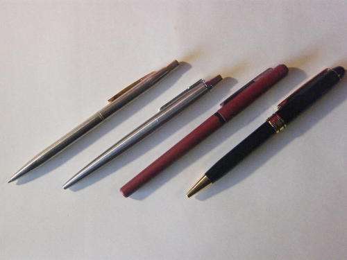 Lot of 4 pens including Parker without inner and Paper Mate, sold as a lot - as per photo