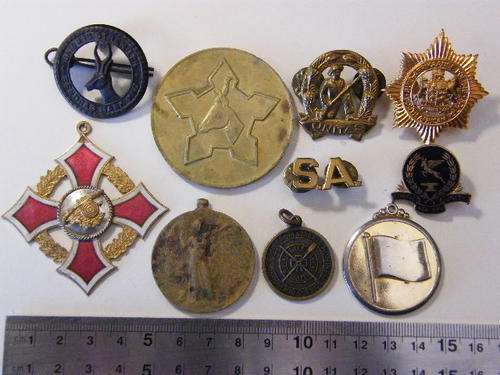 Lot of 10 Military items, including WW1 medal and various badges