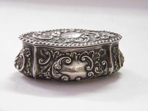 Sterling silver box - hallmarked - made in Chester in 1900 UNKNOWN MAKER - weighs 43 grams