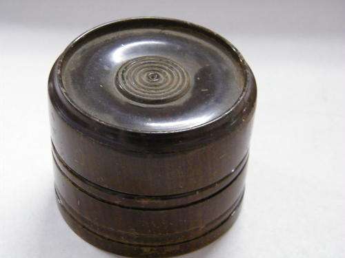Vintage Stinkwood powder compact - Decmarkdown