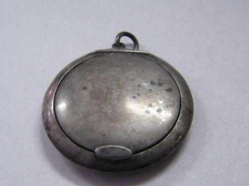 Silver powder compact made in Birmingham in 1910 by B.H. - hallmarked weighs 20.9 grams