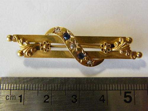 15kt Antique gold brooch with diamond and sapphires, 3.9grams