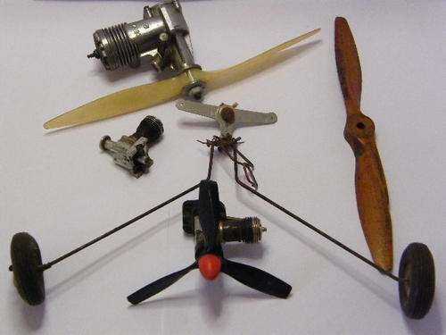 Veco 35 Model Plane Petrol Engine with 2 Smaller Engines & Propellers & Wheels - as per phoro