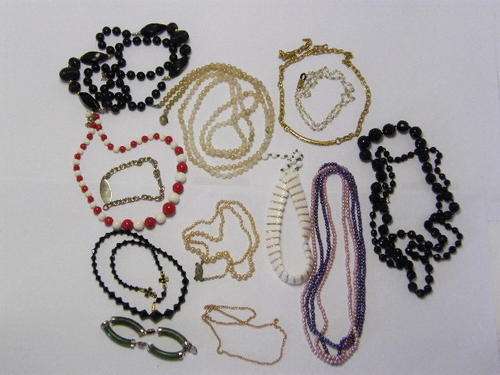Lot of 14 Vintage Pieces of Broken or Tangled Jewellery - as per photo