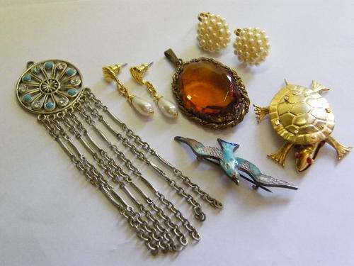 Lot of 6 Costume Jewellery Pieces - as per photo
