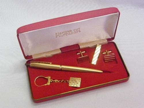 Diamond Cut Pen Gift Set. Contains Pen, Key Ring Holder, Tie Pin & Pair of Cufflinks - as per photo