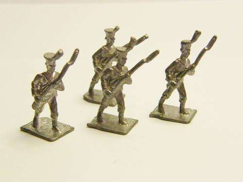 Lot of 4 White Metal toy soldiers Infantry men marching with rifles - @ Crazy R1 start