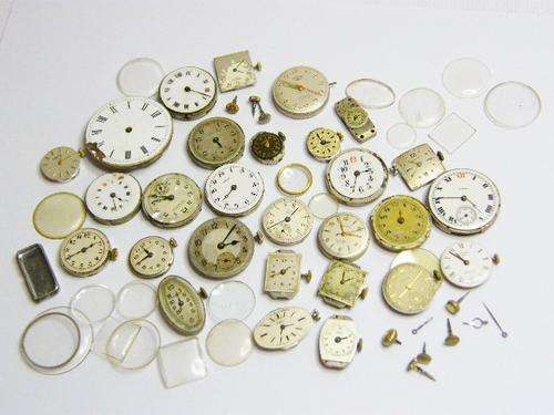 Lot of 28 watch movements with lots of watch glasses - as per photo