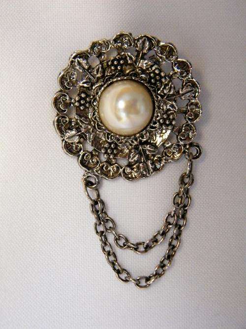 Vintage costume jewellery brooch with imitation pearl - as per photo