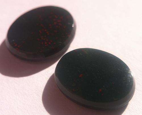 2 Bloodstones of 2.36 carats each - sold as a lot - as per photo