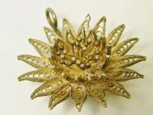 Vintage Silver Filigree pendant weighs 3.8 g - as per photo