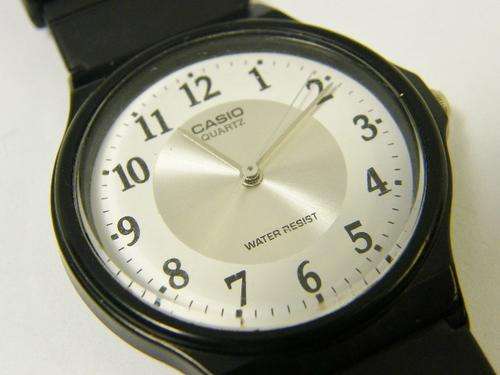 Vintage Casio quartz mens watch with rubber strap - as per photo