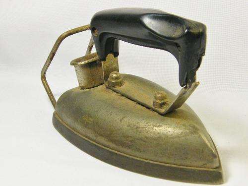 Vintage electrical iron - no visible makers name - melted handle - as per photo