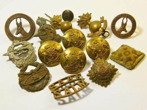 Lot of 15 military badges & buttons - as per photo