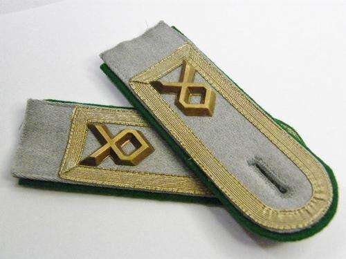 Pair of German Army sergeant rank epaulettes - grey with green - as per photo